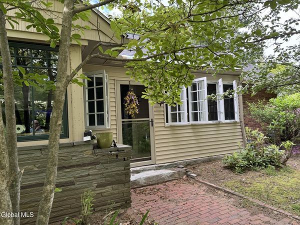 1047 Niskayuna Road, Niskayuna, NY 12309