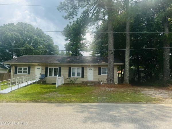 207 W Bridgers Street, Burgaw, NC 28425