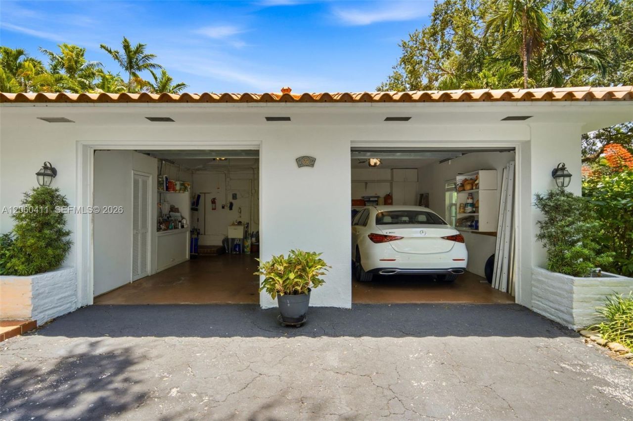 2301 N Greenway Dr, Coral Gables, FL 33134 Photo