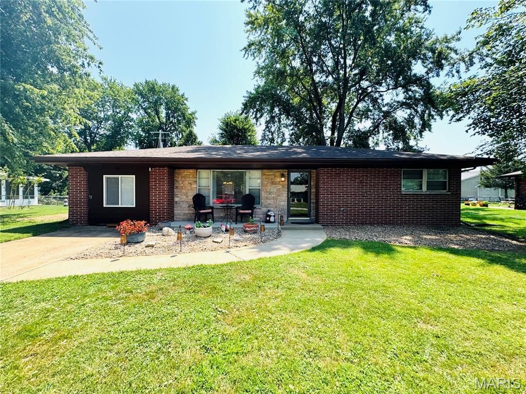 10 Flamingo Drive, Belleville, IL 62223 Main Photo