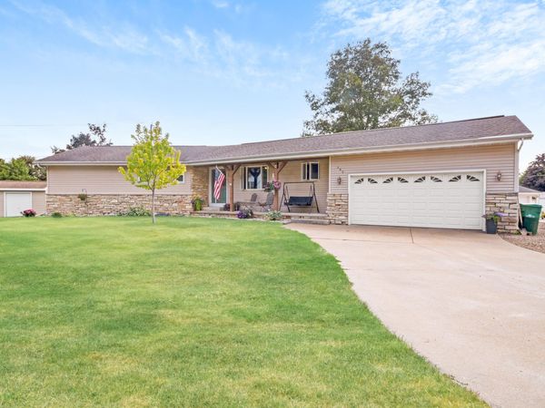 982 W Acorn Dr, Lomira, WI 53048