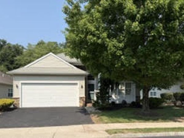 25 Daulton Dr, Franklin, NJ 08873