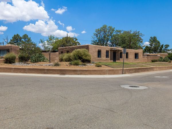815 Rio Vista Circle SW, Albuquerque, NM 87105