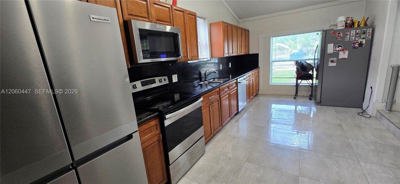 935 NE 149th St , Miami, FL 33161 Photo