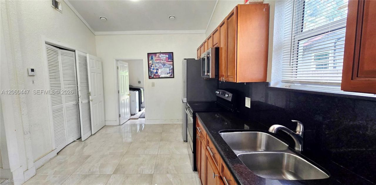 935 NE 149th St , Miami, FL 33161 Photo