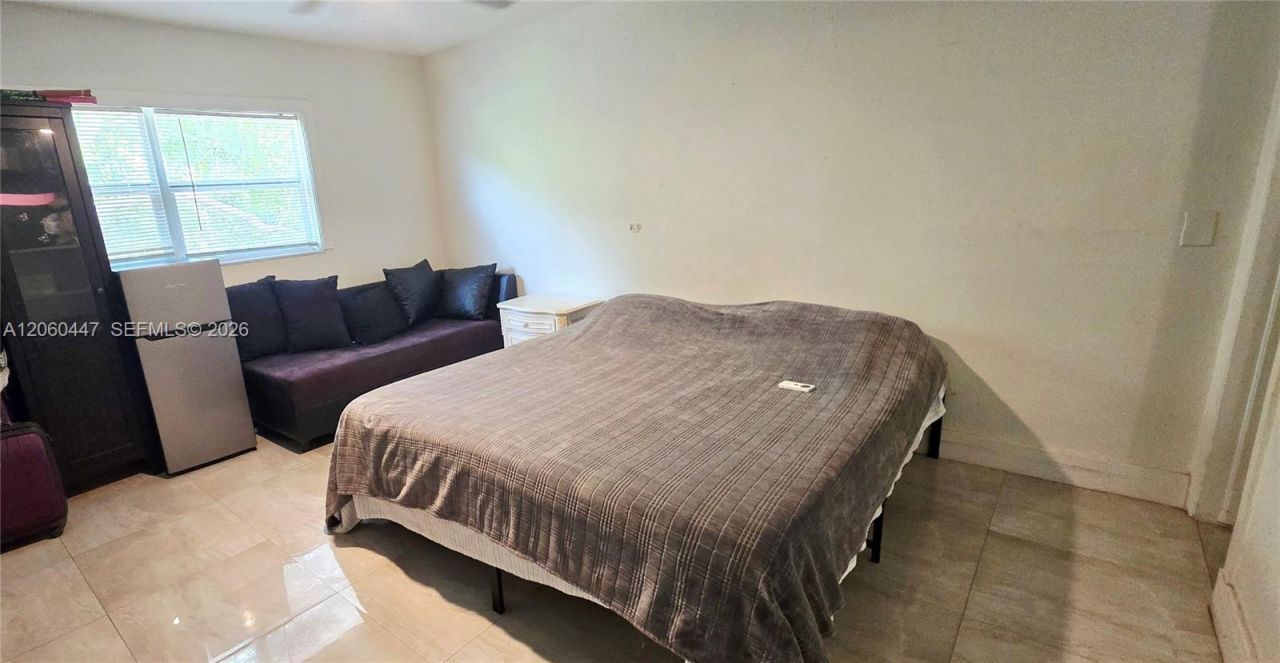 935 NE 149th St , Miami, FL 33161 Photo