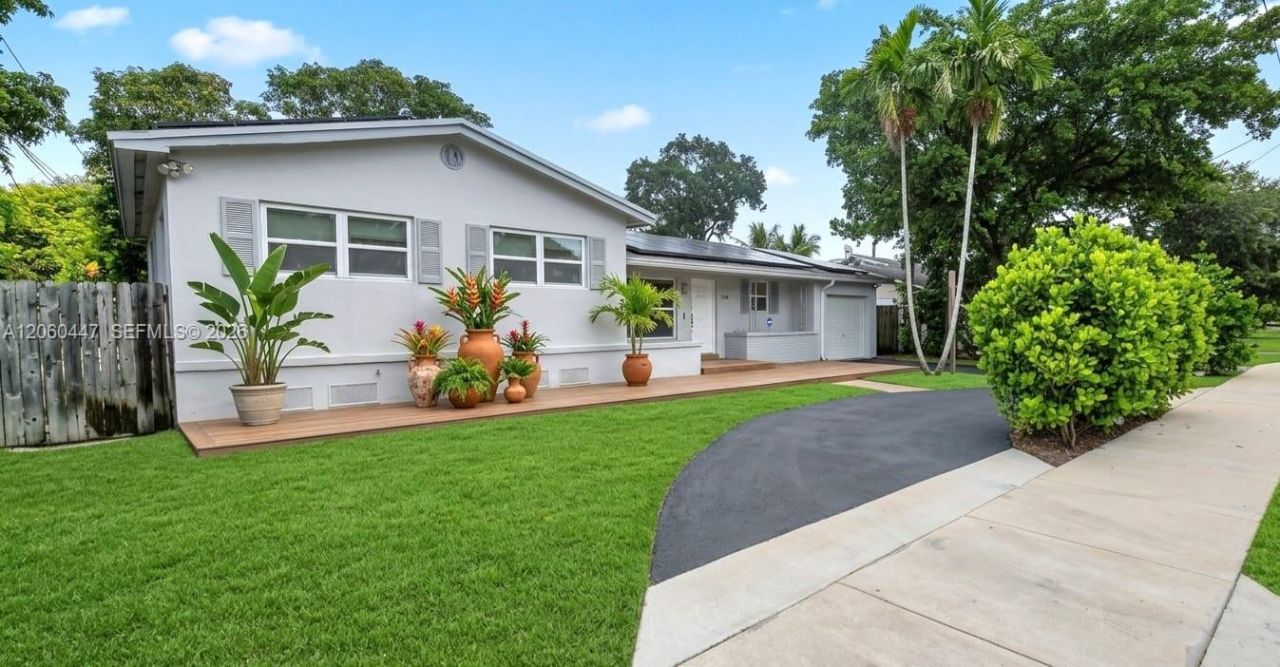935 NE 149th St , Miami, FL 33161 Photo