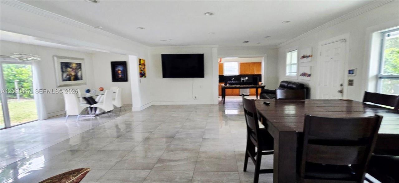 935 NE 149th St , Miami, FL 33161 Photo