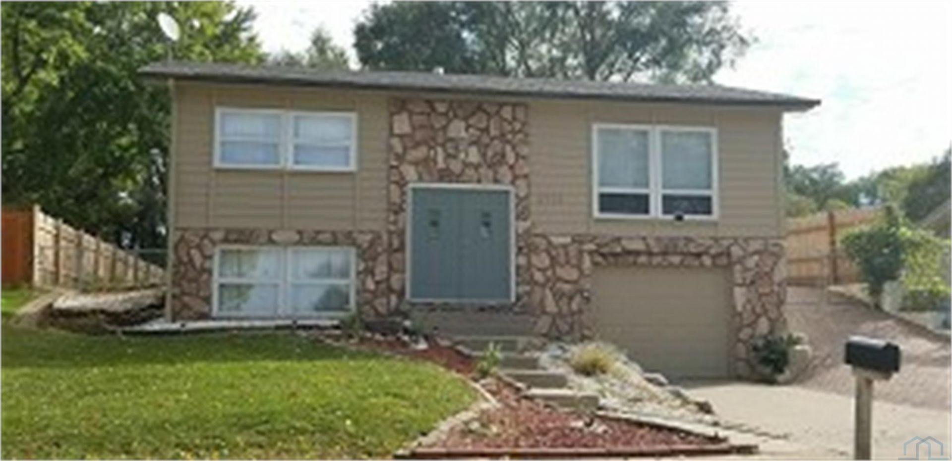 2716 S Helen, Sioux City, IA 51106 Main Photo
