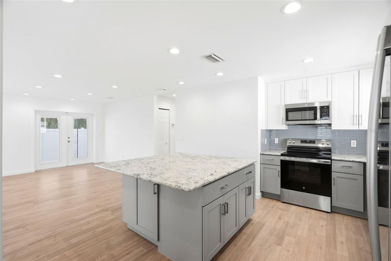 1867 Michigan Avenue Ne, Saint Petersburg, FL 33703 Photo