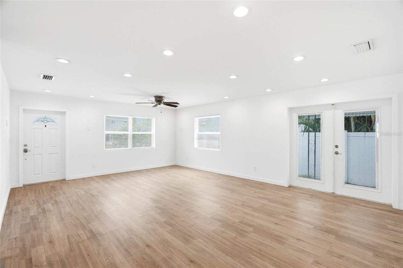 1867 Michigan Avenue Ne, Saint Petersburg, FL 33703 Photo