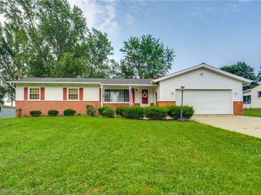 1402 Brookwood Drive, Mogadore, OH 44260