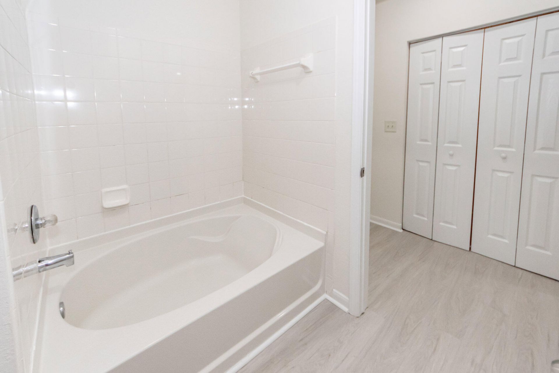 60 Fenwick Hall Allee Photo 13