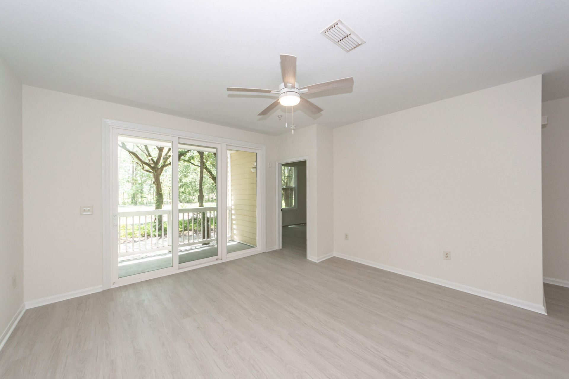 60 Fenwick Hall Allee Photo 4