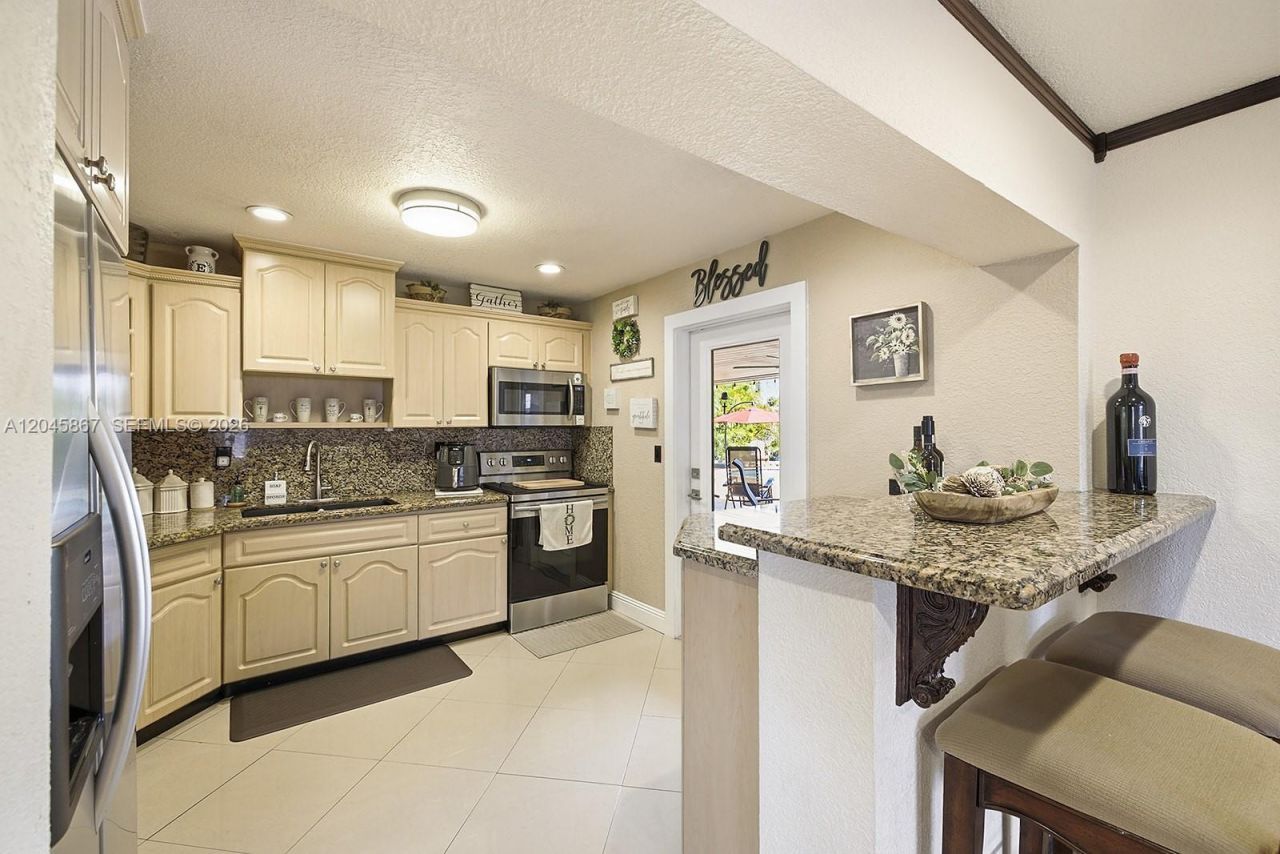 7858 NW 171st St, Hialeah, FL 33015 Photo
