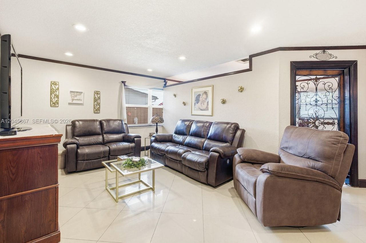 7858 NW 171st St, Hialeah, FL 33015 Photo