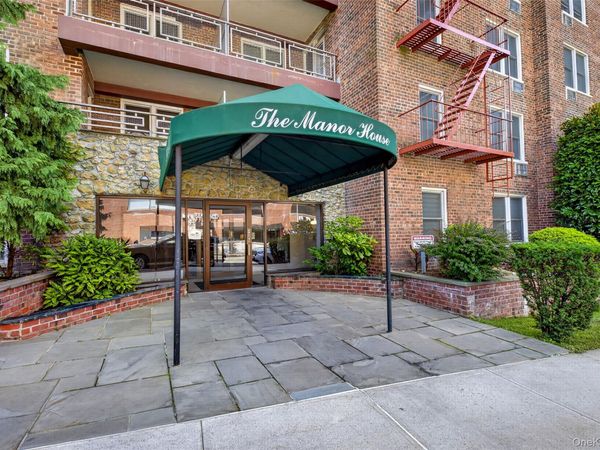 241-20 northern boulevard , Unit 3P, Little Neck, NY 11362