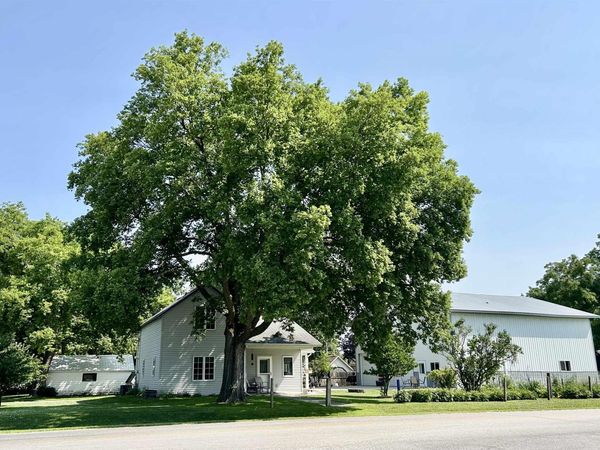 2493 River Road, Decorah, IA 52101