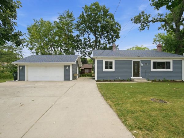 444 Pleasure Drive, Mundelein, IL 60060