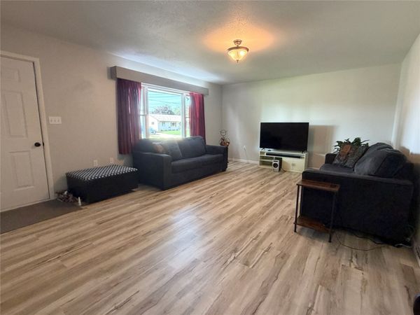 2008 N 3rd Avenue E, Newton, IA 50208
