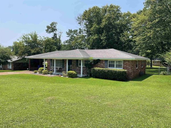 416 Lakeside Dr, Florence, AL 35630
