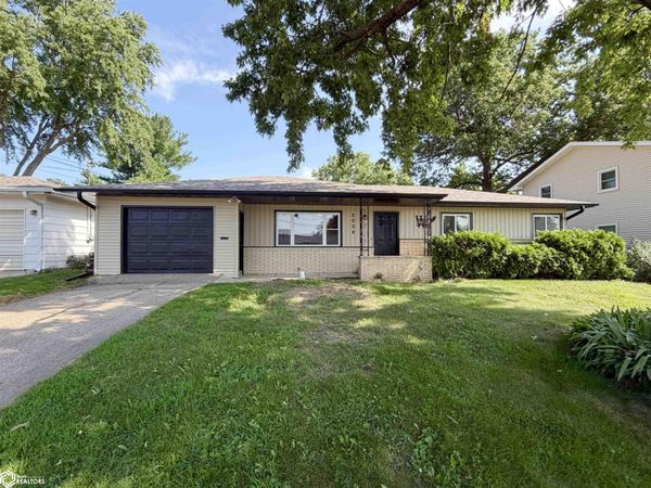 2008 N 3rd Avenue E, Newton, IA 50208