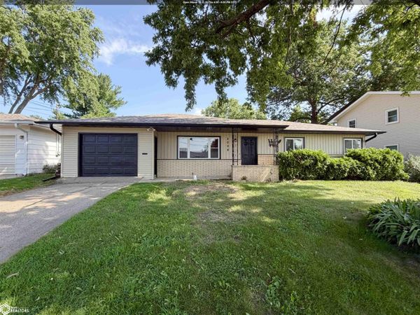 2008 N 3rd Avenue E, Newton, IA 50208
