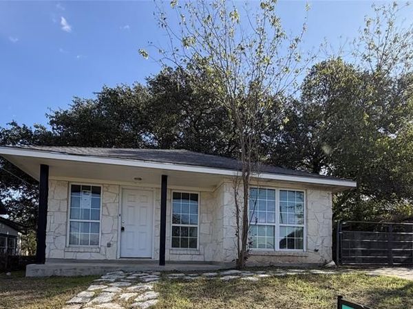207 S Creek Street , Fredericksburg, TX 78624
