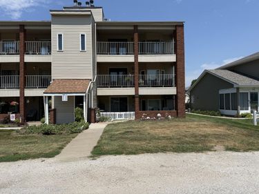 28 LAKESHORE Court, COUNCIL BLUFFS, IA 51501