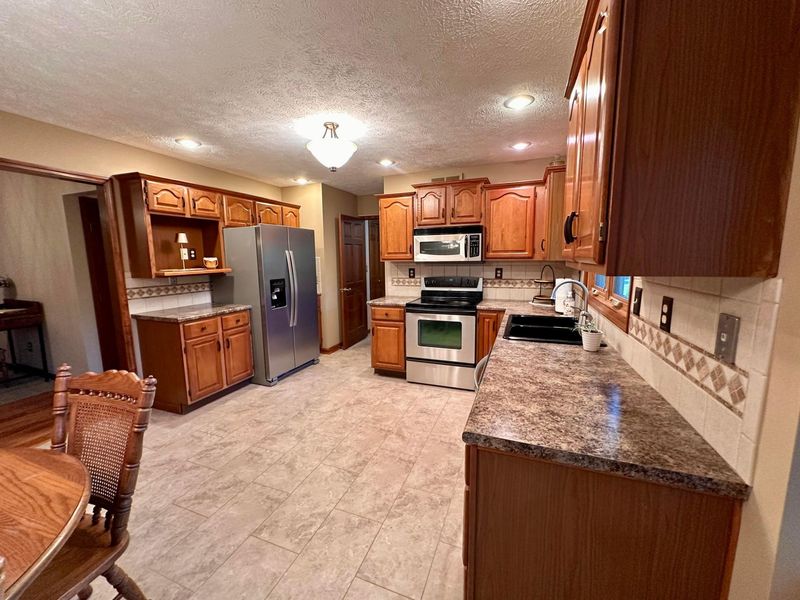 605 Oakwood Drive , Bellefontaine, OH 43311 Photo 10