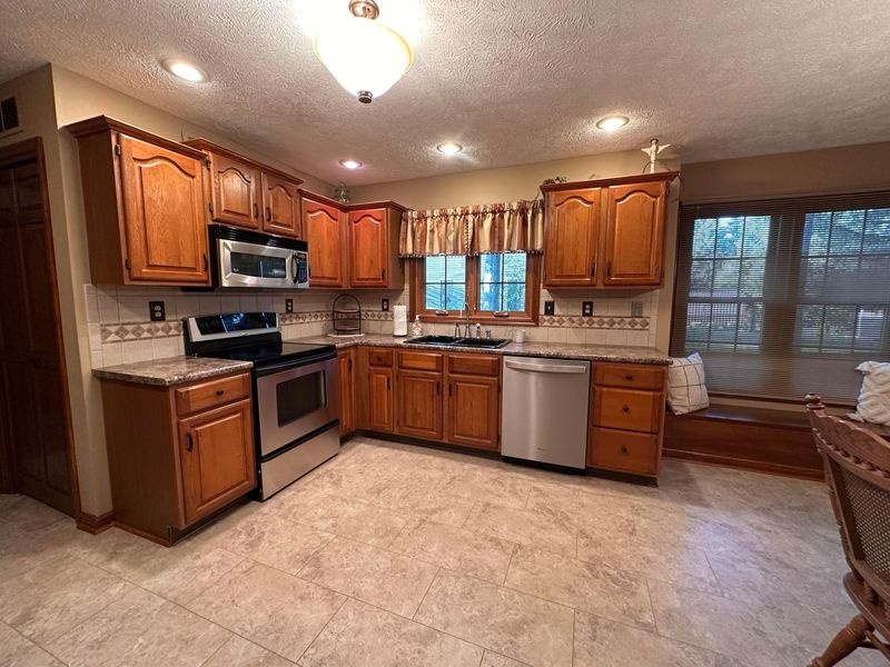 605 Oakwood Drive , Bellefontaine, OH 43311 Photo 12