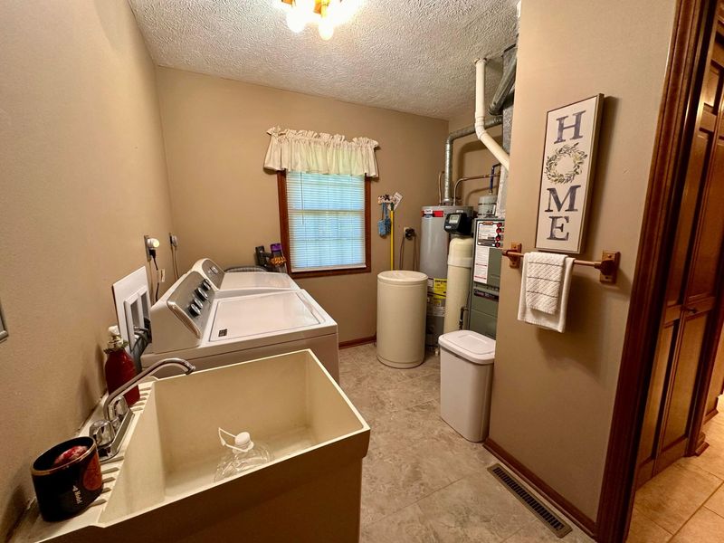 605 Oakwood Drive , Bellefontaine, OH 43311 Photo 14