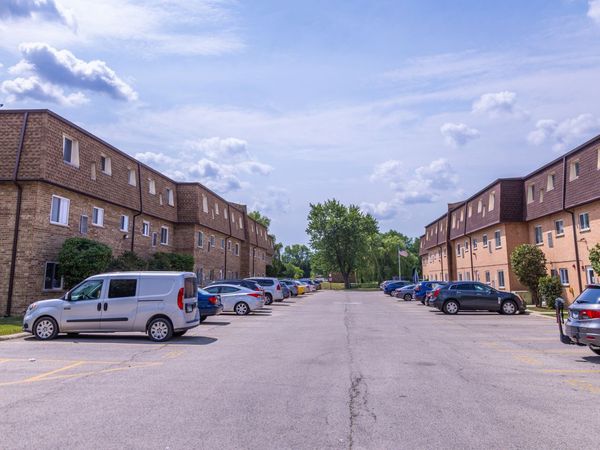 9480 Bay Colony Drive , Unit 2N, Des Plaines, IL 60016
