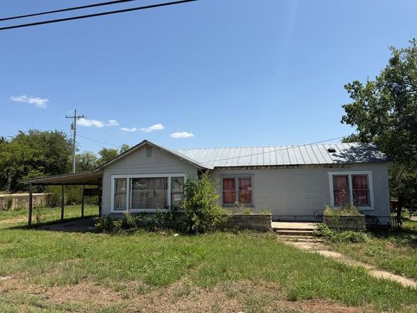 504 E Young ST , Llano, TX 78643