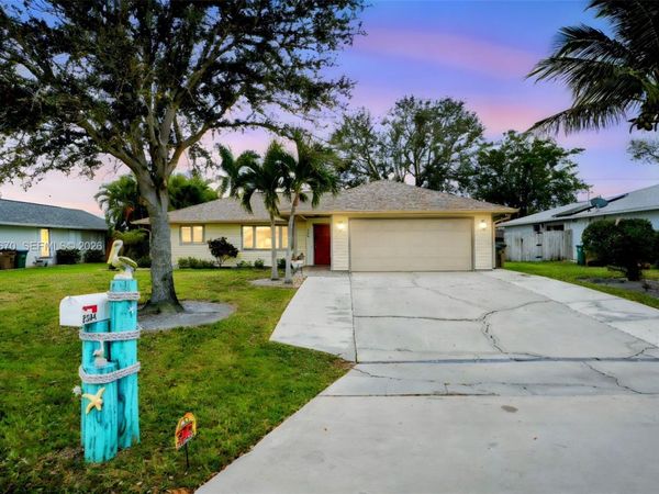 2304 SE 8th Terrace , Cape Coral, FL 33990