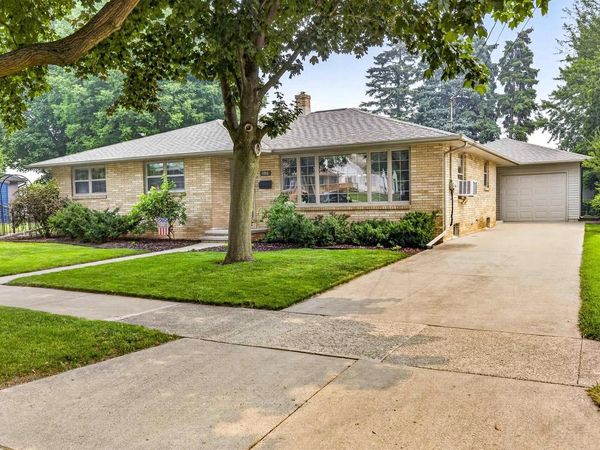 106 LOX COURT, Combined Locks, WI 54113
