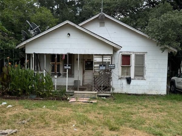 603 Davis Avenue , Yoakum, TX 77995