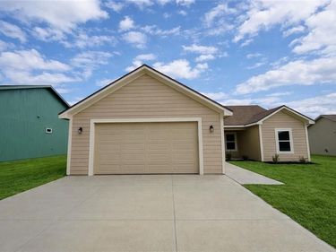 1309 NE White Oaks Lane, Oak Grove, MO 64075