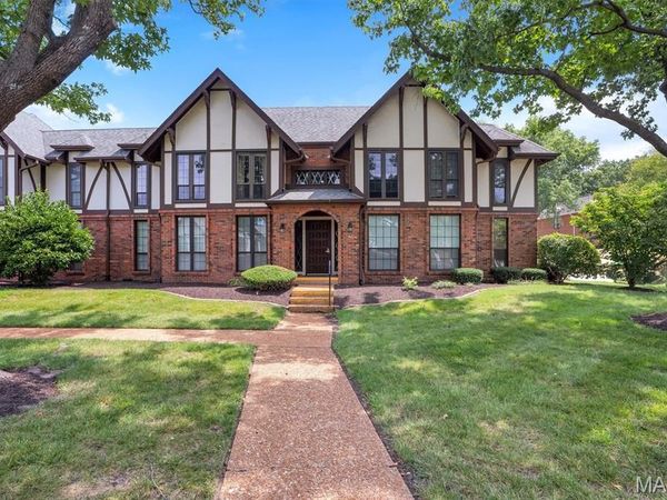 917 Claytonbrook Drive, Unit 1, Ballwin, MO 63011