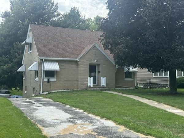 2124 MULBERRY AVE, Muscatine, IA 52761