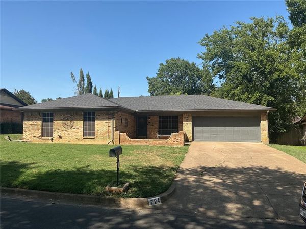 724 Barbara Lane , Burleson, TX 76028
