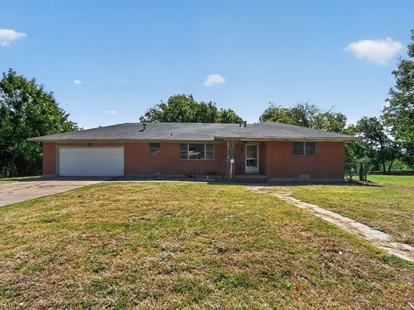 926 SE 5th Street , Grand Prairie, TX 75051