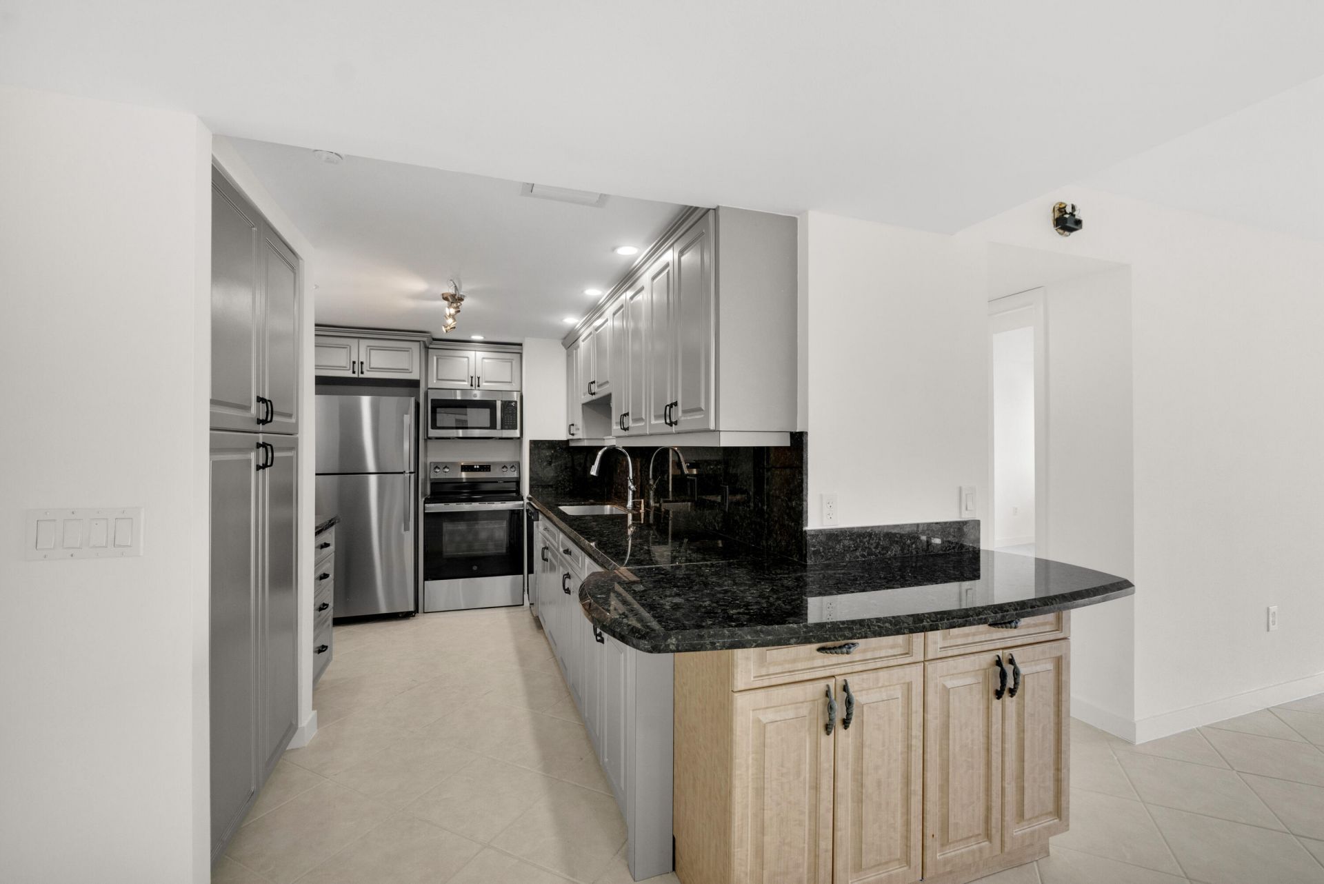 5600 N Flagler Drive, Unit 2504, West Palm Beach, FL 33407 Photo