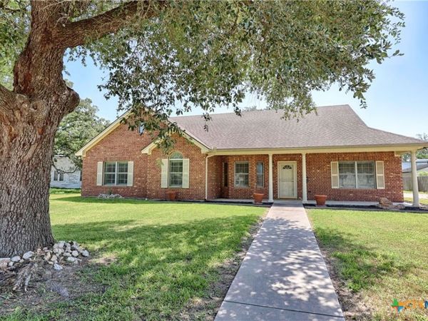 417 S Main Street , Hallettsville, TX 77964