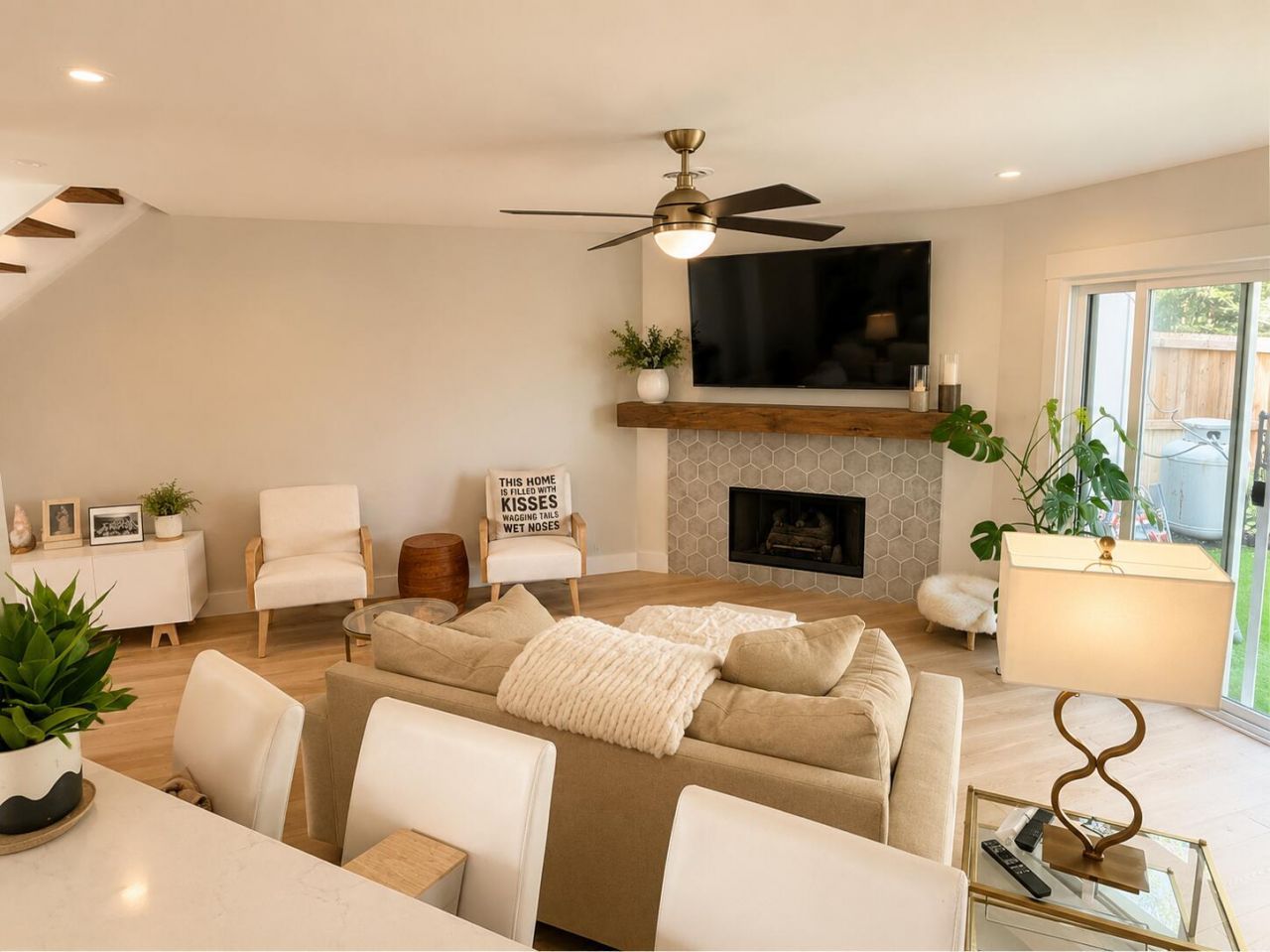2058 Emerald Terrace Photo 3