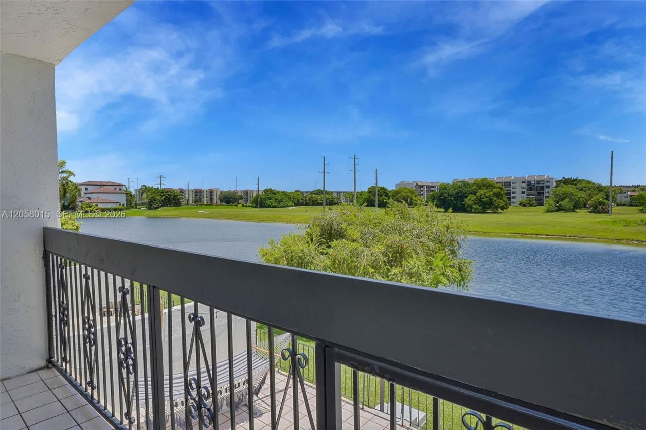 9177 Fontainebleau Blvd, Unit 3, Miami, FL 33172 Photo