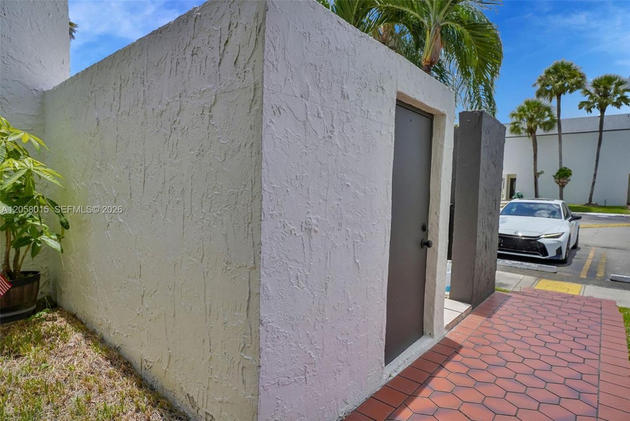 9177 Fontainebleau Blvd, Unit 3, Miami, FL 33172 Photo