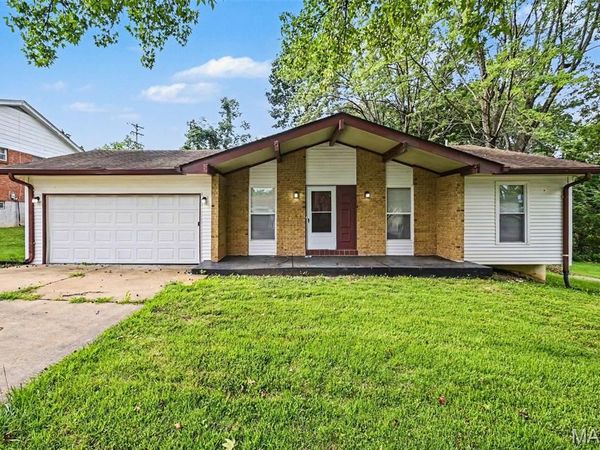 6692 Lesli Mari Court , Florissant, MO 63033