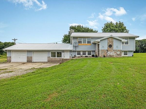 6527 SE Smith Road, Cameron, MO 64429