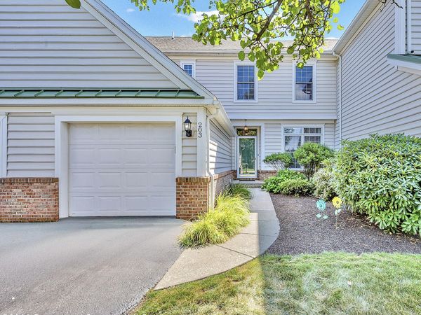 203 Thackeray Close , Moosic, PA 18507